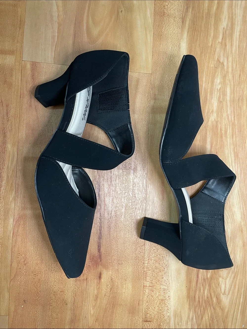 Easy Street Dashing Black Pumps (8.5)